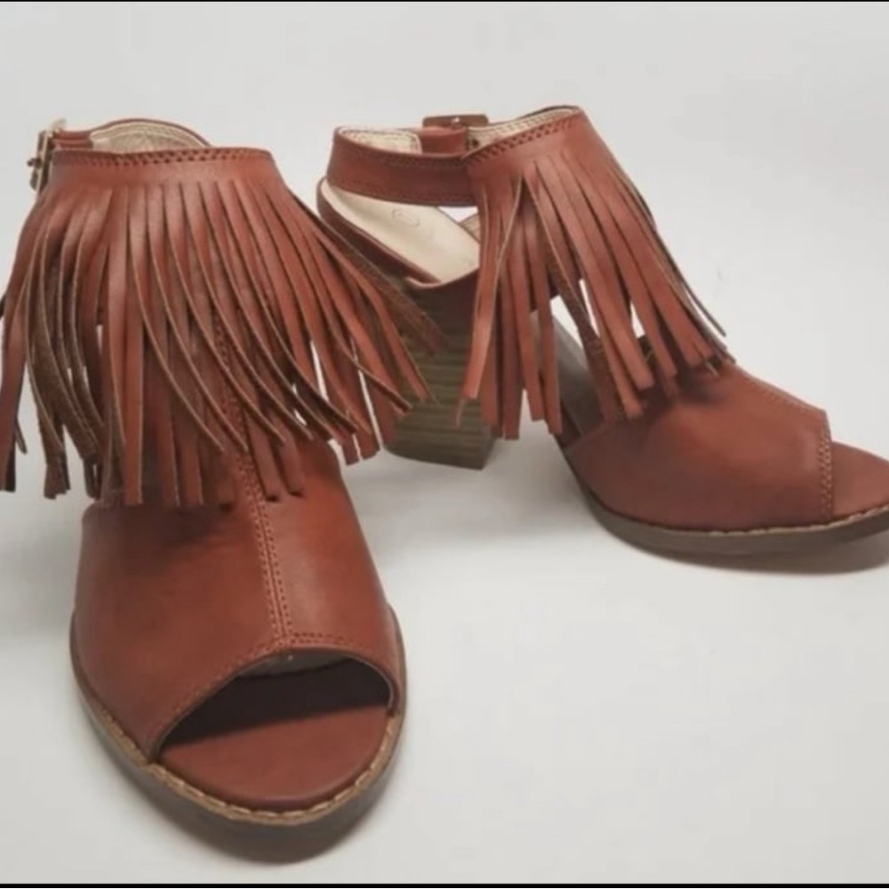 NEW IN BOX Breeze Fringe Heel Sandal Size 6